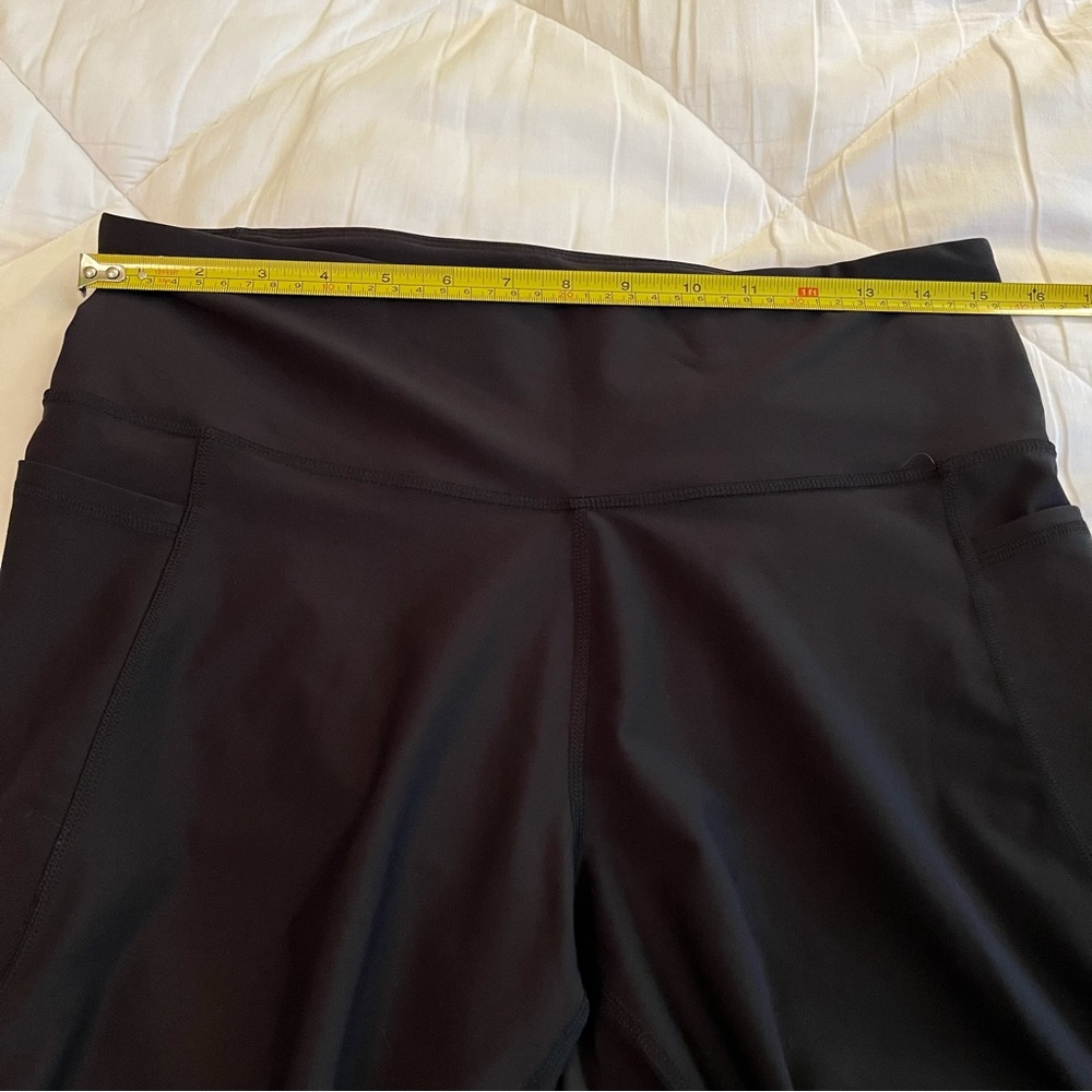 Old Navy Black PowerSoft 15.5” Inseam Crop Capri Women’s Leggings (size XL) - Picture 5 of 6